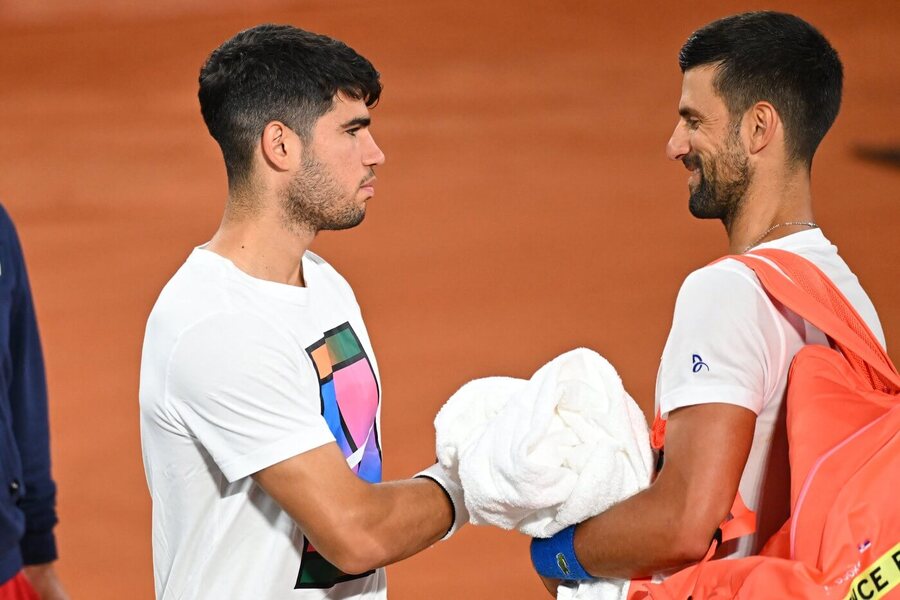 Carlos Alcaraz a Novak Djokovič při tréninku na Letních olympijských hrách 2024 v Paříži, kde se dnes střetnou ve finále o zlatou medaili