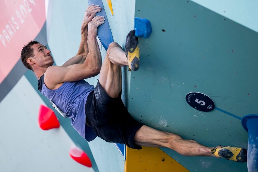 Sportovní lezec Adam Ondra během semifinále kombinace (bouldering) na Olympiádě 2024 v Paříži, kde dnes závod pokračuje lezením na obtížnost