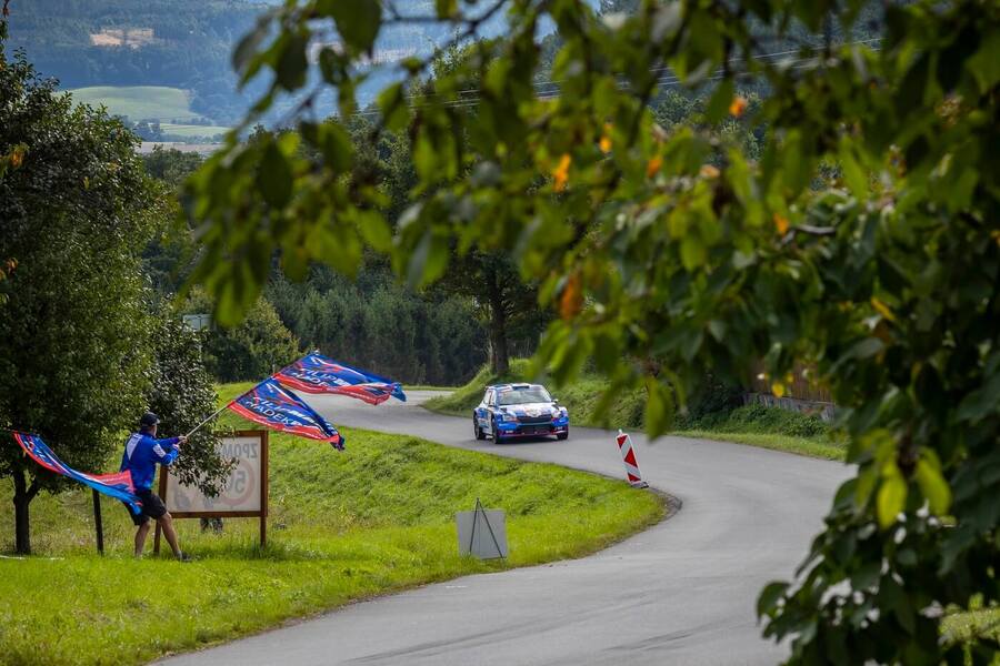 Barum Rally Zlín, příjezd do vracáku v obci Hvozdná na RZ Březová