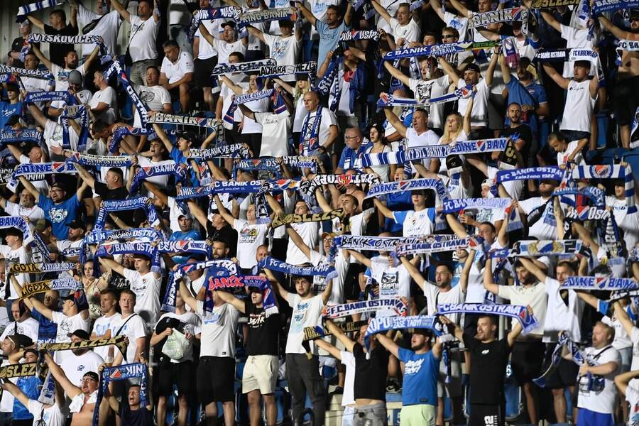 Fanoušci Baníku Ostrava během duelu se Slováckem