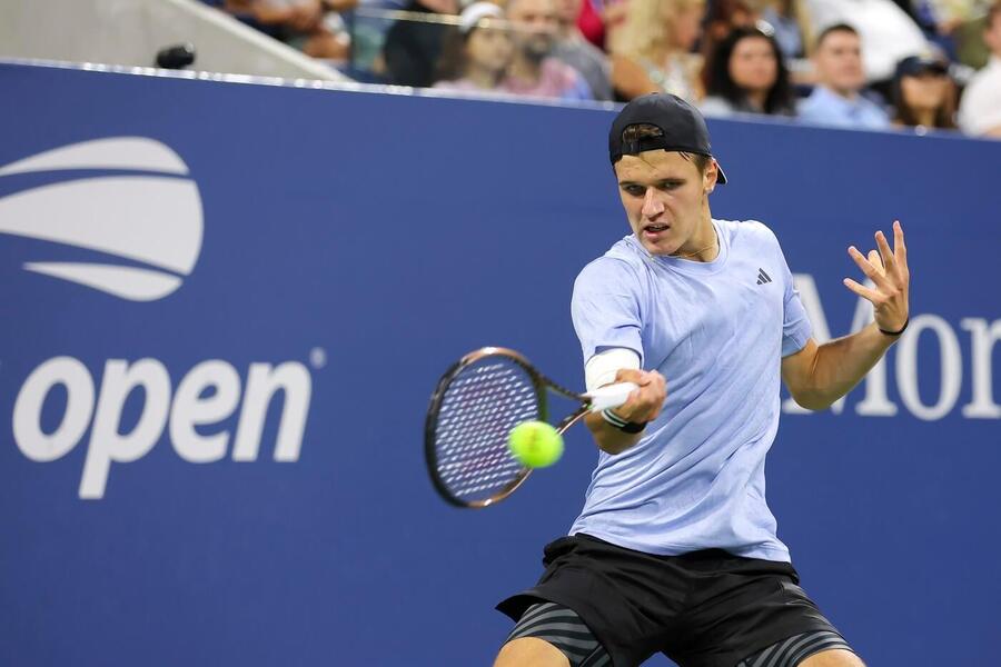 Český tenista Jakub Menšík v utkání třetího kola loňského US Open. Dnes Menšíka v 1. kole US Open 2024 vyzve Félix Auger-Aliassime