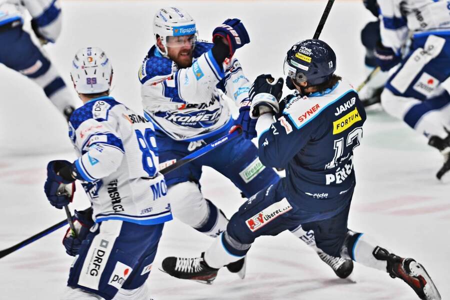 Hokej, extraliga - Kometa Brno vs. Liberec (Rhett Holland a Jaromír Pérez)