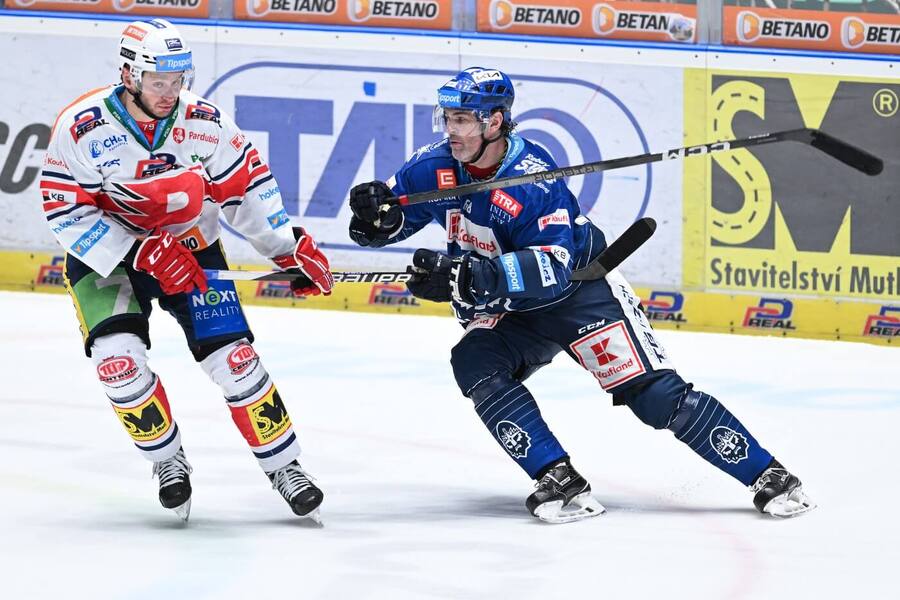 Tomáš Zohorna a Jaromír Jágr v utkání Pardubice vs. Kladno v Tipsport extralize ledního hokeje