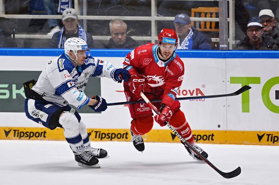 Marek Ďaloga (Brno) a Marko Daňo (Třinec) v březnovém utkání. Dnes se Oceláři a Kometa střenou ve 3. kole hokejové extraligy 2024/25