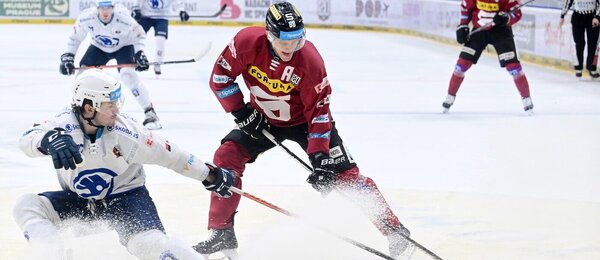 Petr Zámorský (Plzeň) a Miroslav Forman (Sparta) v utkání hokejové extraligy. Další zápas Plzeň vs. Sparta Praha nás čeká dnes ve 4. kole ELH 2024/25