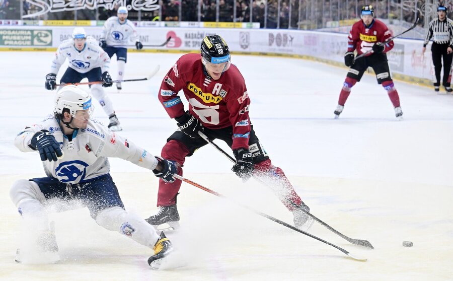 Petr Zámorský (Plzeň) a Miroslav Forman (Sparta) v utkání hokejové extraligy. Další zápas Plzeň vs. Sparta Praha nás čeká dnes ve 4. kole ELH 2024/25