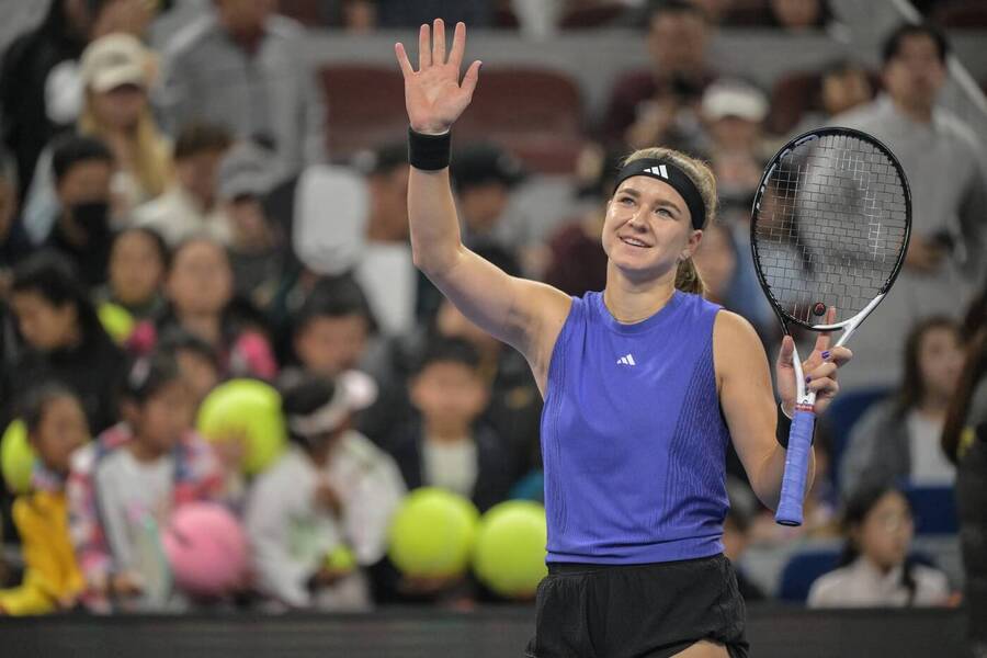 Česká tenistka Karolína Muchová zdraví fanoušky po postupu do finále WTA 1000 China Open 2024 v Pekingu