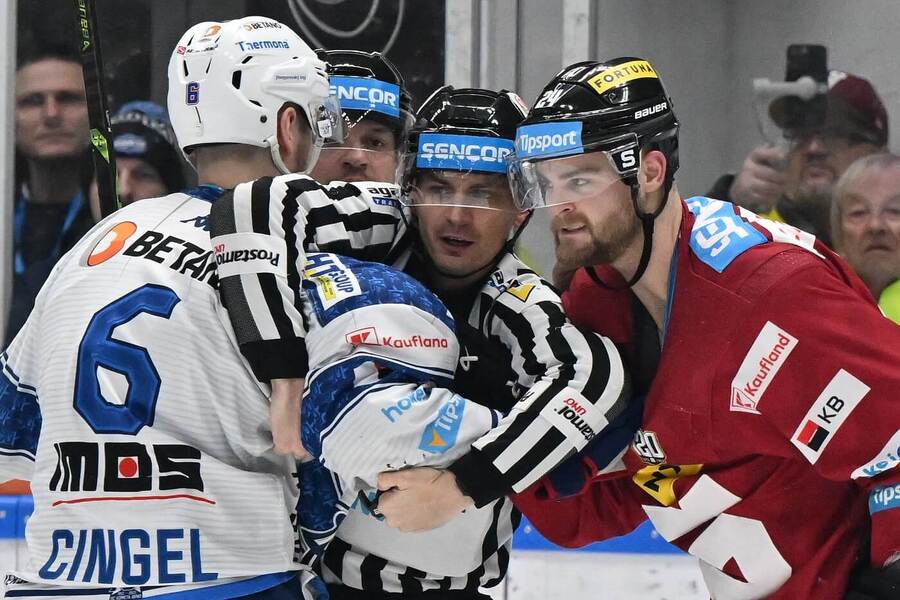 Lukas Cingel a Aaron Irving v lednovém derby. Další duel Kometa Brno - Sparta Praha hokejová extraliga uvidí dnes