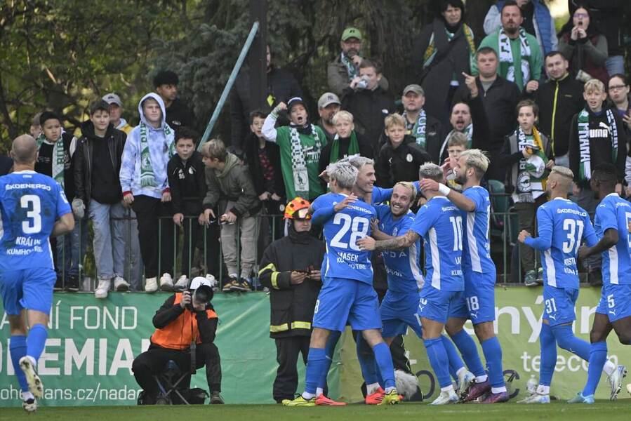 Fotbalisté Mladé Boleslavi slaví gól proti Bohemians