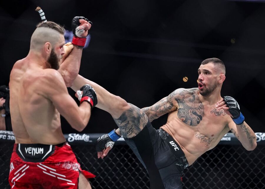 Aleksandar Rakić (vpravo) útočí v souboji s Jiřím Procházkou na UFC 300.