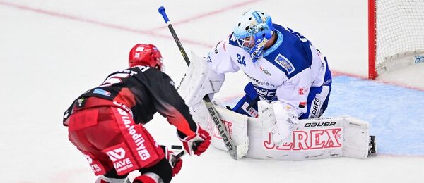 Hradecký útočník Ryan Dmowski v nájezdu na brankáře Komety Michala Postavu.