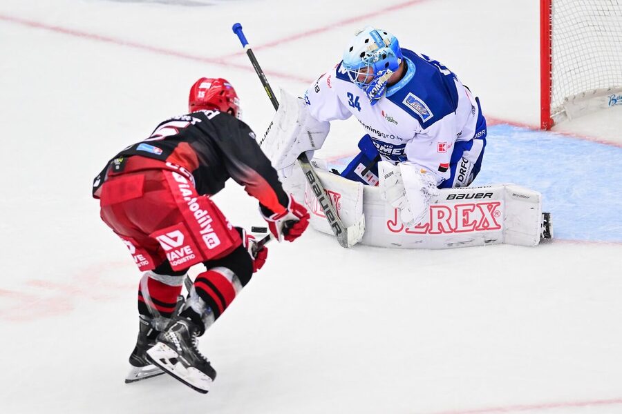 Hradecký útočník Ryan Dmowski v nájezdu na brankáře Komety Michala Postavu.