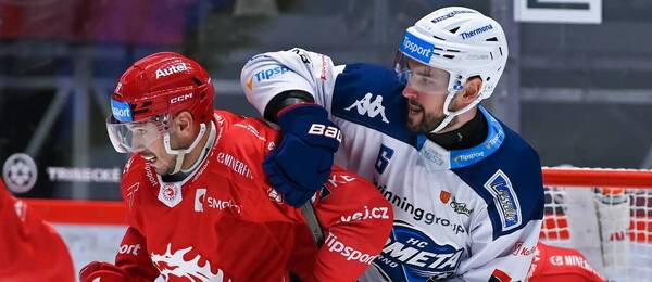 Třinecký Patrik Hrehorčák (vlevo) v souboji s Lukášem Cingelem z Komety Brno.