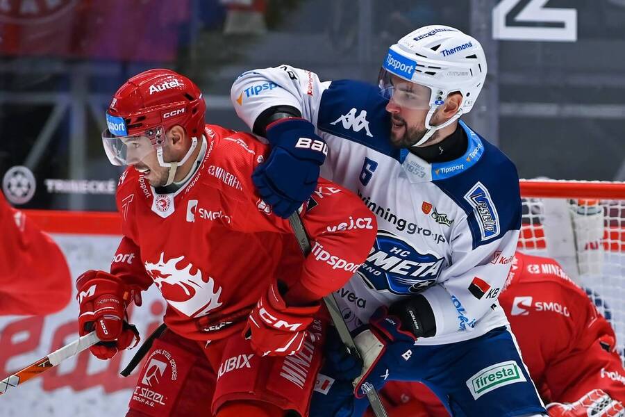 Třinecký Patrik Hrehorčák (vlevo) v souboji s Lukášem Cingelem z Komety Brno.