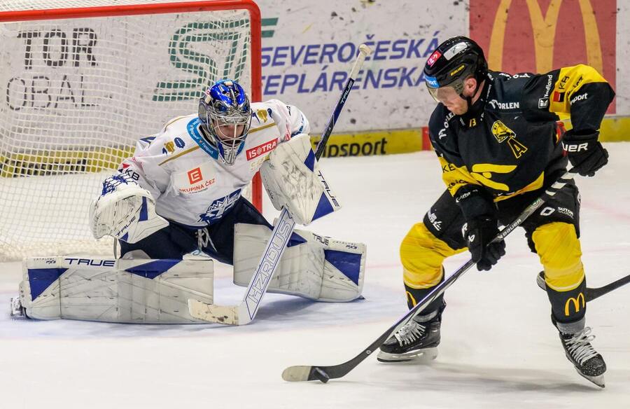 Hokej, Tipsport extraliga 2024/25 - brankář Štepán Lukeš a útočník Ondřej Kaše, Litvínov a Kladno dnes hrají v 16. kole