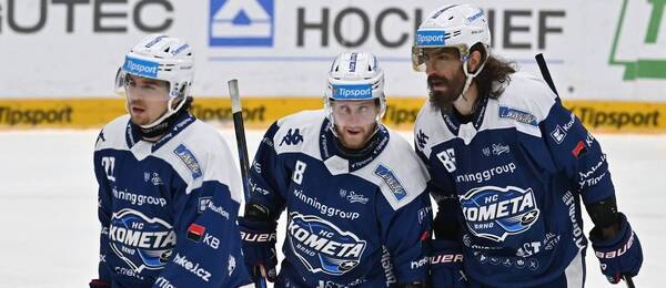 Hokej, česká extraliga, Kristián Pospíšil, Adam Zbořil a Peter Mueller se radují z gólu, Kometa Brno dnes v 18. kole vyjede do Olomouce 