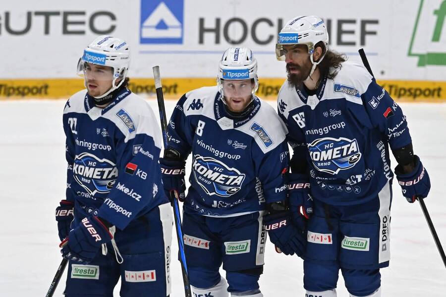 Hokej, česká extraliga, Kristián Pospíšil, Adam Zbořil a Peter Mueller se radují z gólu, Kometa Brno dnes v 18. kole vyjede do Olomouce