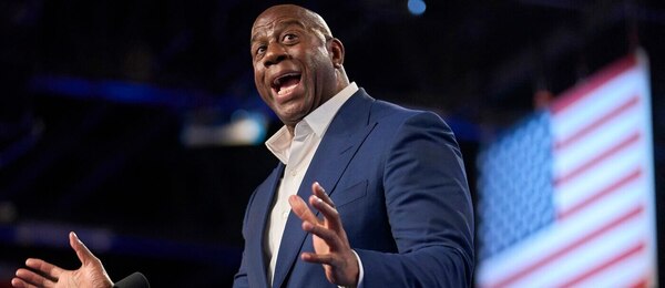 Prezidentské volby v USA 2024; bývalý basketbalista NBA Magic Johnson na mítinku na podporu Kamaly Harris