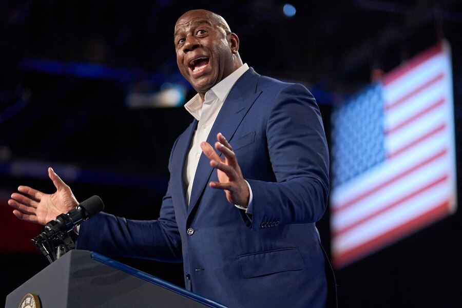 Prezidentské volby v USA 2024; bývalý basketbalista NBA Magic Johnson na mítinku na podporu Kamaly Harris