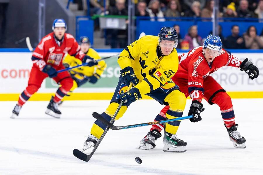 Zápas Česko vs. Švédsko na Karjala Cupu 2023, na snímku Pavel Kousal a Anton Bengtsson