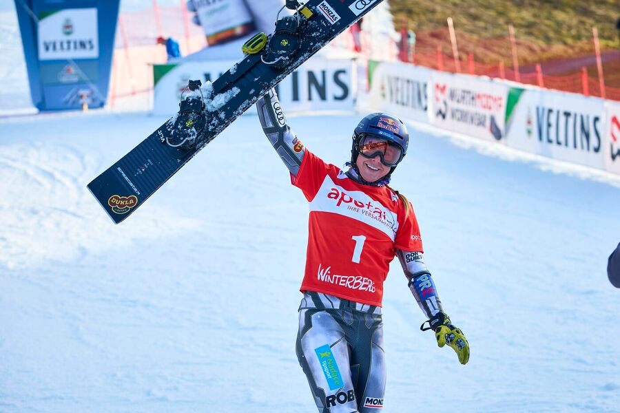 Snowboarding, Ester Ledecká se raduje z vítězství v paralelním slalomu, Winterberg, Německo