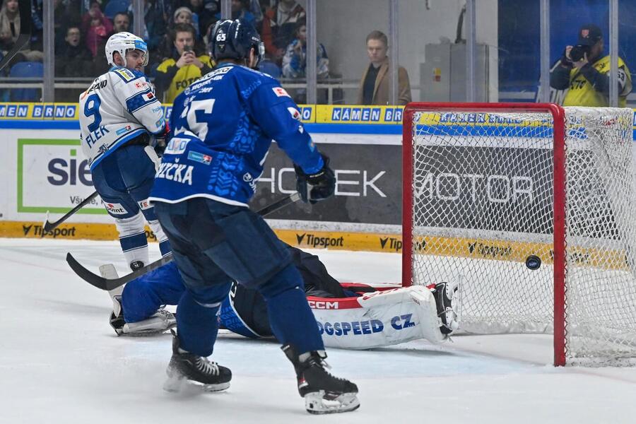 Zápas ELH, Kometa Brno vs. Plzeň, Jakub Flek z Komety právě skóruje