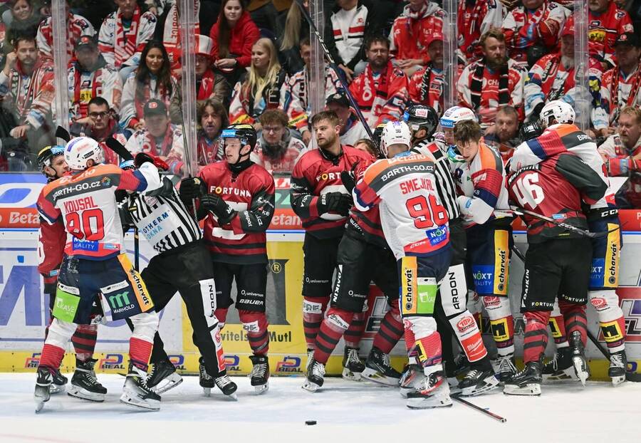 V minulém vzájemném utkání to vřelo, dnešní zápas Sparta vs. Pardubice je ozdobou 19. kola hokejové extraligy