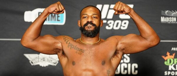 Jon Jones pózuje před zápasem na UFC 309 proti Stipe Miocicovi. Vsaďte si na svého favorita u Tipsportu.