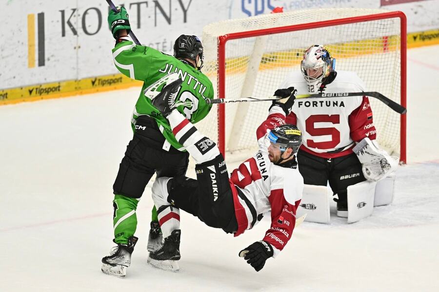 Zápas ELH, Mladá Boleslav vs. Sparta Praha, Julius Junttila (M. Boleslav) a Aaron Irving (Sparta) v osobním souboji, v brance Josef Kořenář (Sparta)