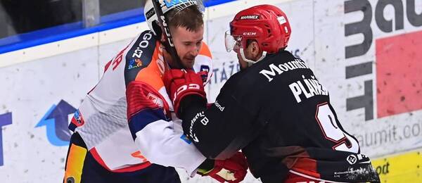 Potyčka mezi Romanem Červenkou a Martinem Pláňkem ve východočeském derby Hradec Králové vs Pardubice