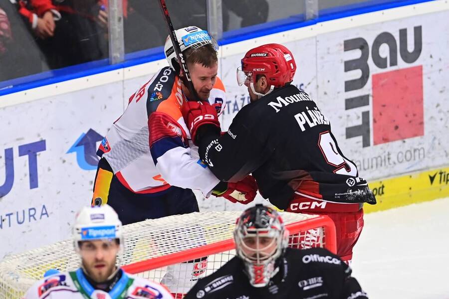 Potyčka mezi Romanem Červenkou a Martinem Pláňkem ve východočeském derby Hradec Králové vs Pardubice