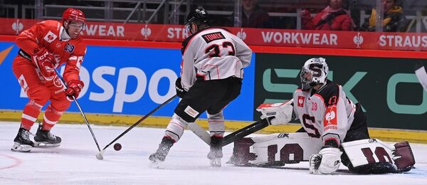 Ondřej Kovařčík (Třinec), Tomáš Tomek a Jakub Kovář (Sparta) v odvetě osmifinále CHL, o šest dní později se Třinec a Sparta střetnou i v ELH