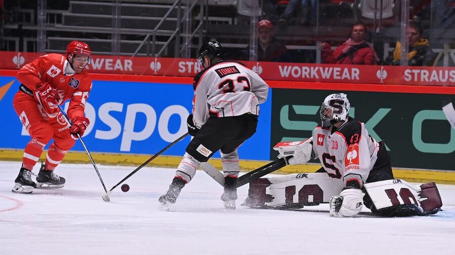 Ondřej Kovařčík (Třinec), Tomáš Tomek a Jakub Kovář (Sparta) v odvetě osmifinále CHL, o šest dní později se Třinec a Sparta střetnou i v ELH