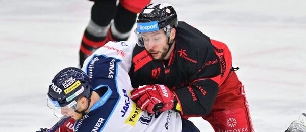 Zápas Tipsport ELH, Bílí Tygři Liberec vs. HC Olomouc, na snímku Oscar Flynn z Liberce a Silvester Kusko z Olomouce