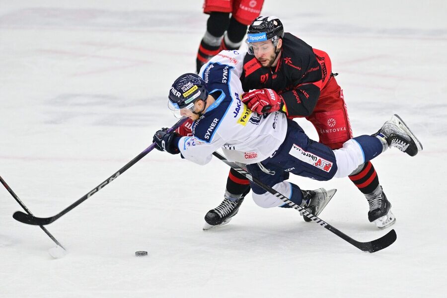 Zápas Tipsport ELH, Bílí Tygři Liberec vs. HC Olomouc, na snímku Oscar Flynn z Liberce a Silvester Kusko z Olomouce