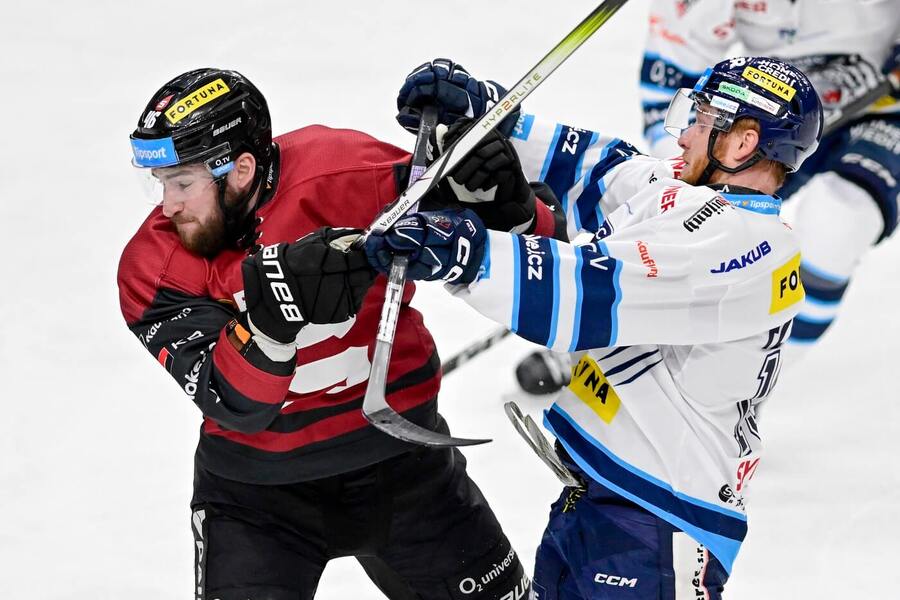 Hokej, extraliga 2024/25: Ondřej Najman (Sparta) a Oscar Flynn (Liberec), Bílí Tygři dnes hostí Spartu ve 24. kole ELH