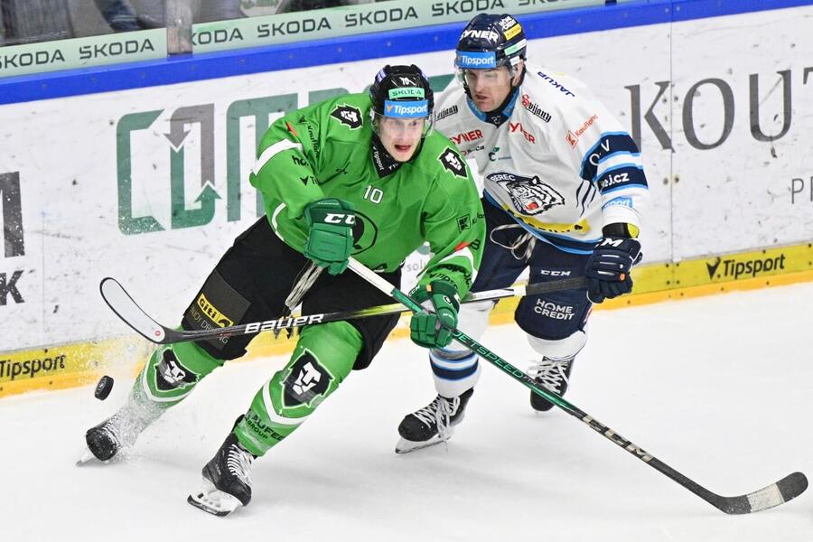 Hokej, Česko, extraliga live: Alex Lintuniemi (Mladá Boleslav) a Pavel Průšek (Liberec) v zápase ELH 2024/25