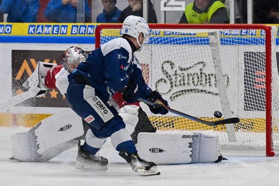 Hokej extraliga, Sparta vs. Kometa, Adam Zbořil (Kometa) zakončuje svůj nájezd