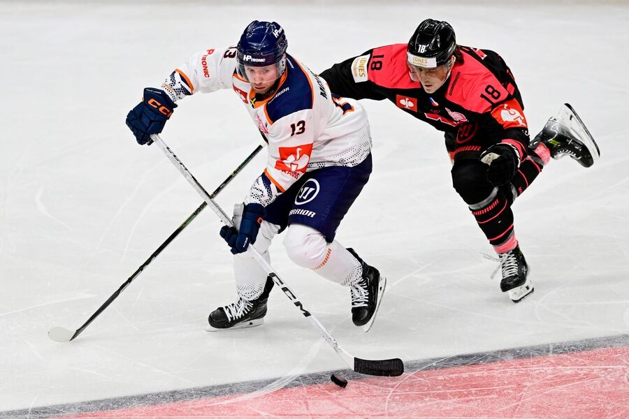 Hokej liga mistrů 24/25, čtvrtfinále, Växjö vs. Sparta Praha, na fotce Dylan McLaughlin (Växjö) a Petr Ton ml. (Sparta)