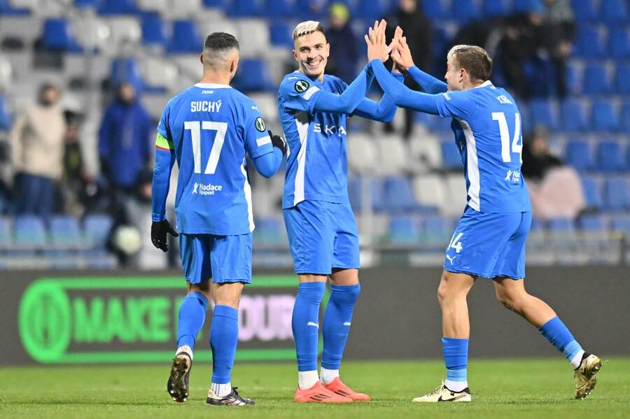 Fotbalisté Mladé Boleslavi se radují z gólu v Konferenční lize proti Jagiellonii. Zleva Marek Suchý, Patrik Vydra a Tomáš Král