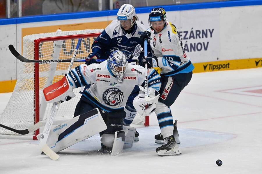 1. kolo Tipsport extraligy: V závaru před brankou brankář Petr Kváča, brněnský Andrej Kollár a Jaroslav Vlach