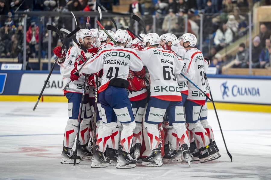 Hráči týmu HC Dynamo Pardubice se radují po výhře proti Fribourgu na Spengler Cupu 2024