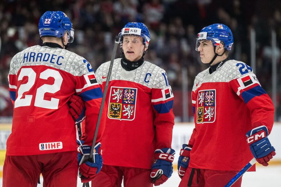 Čeští reprezentanti Vojtěch Hradec, Eduard Šalé a Miroslav Holinka. Česko dnes na MS U20 v hokeji čeká zápas se Švédskem