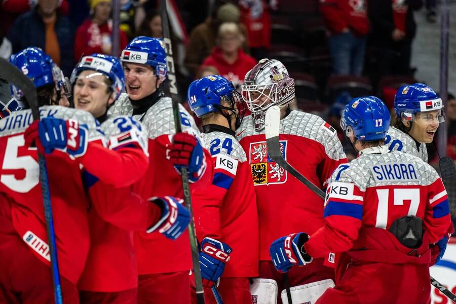 Česká juniorská reprezentace slaví postup do semifinále MS U20 v hokeji 2025 v Ottawě