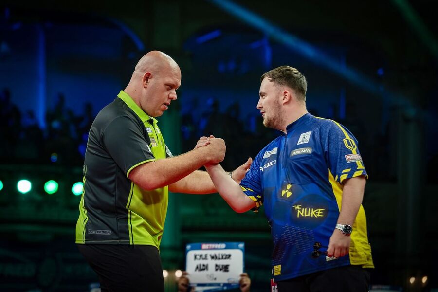 Šipky, PDC, Michael van Gerwen a Luke Littler během turnaje World Matchplay v Anglii