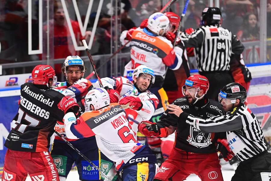 Žádný hokej v rukavičkách. V minulém derby rozhodčí udělili 48 trestných minut, Hradec Králové a Pardubice spolu hrají dnes