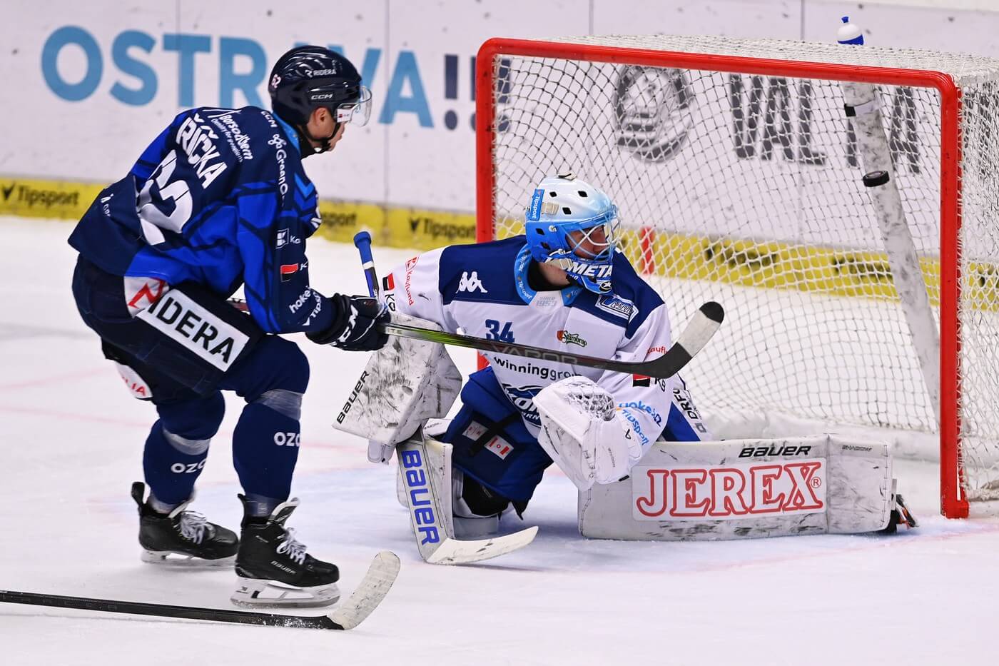 Hokej extraliga, Vítkovice vs. Kometa Brno, Robert Říčka (Vítkovice) překonává brankáře Michala Postavu (Kometa Brno)