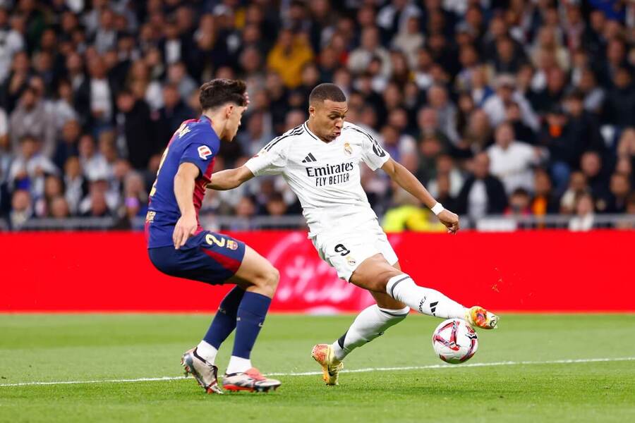 Pau Cubarsí a Kylian Mbappé během minulého El Clásica