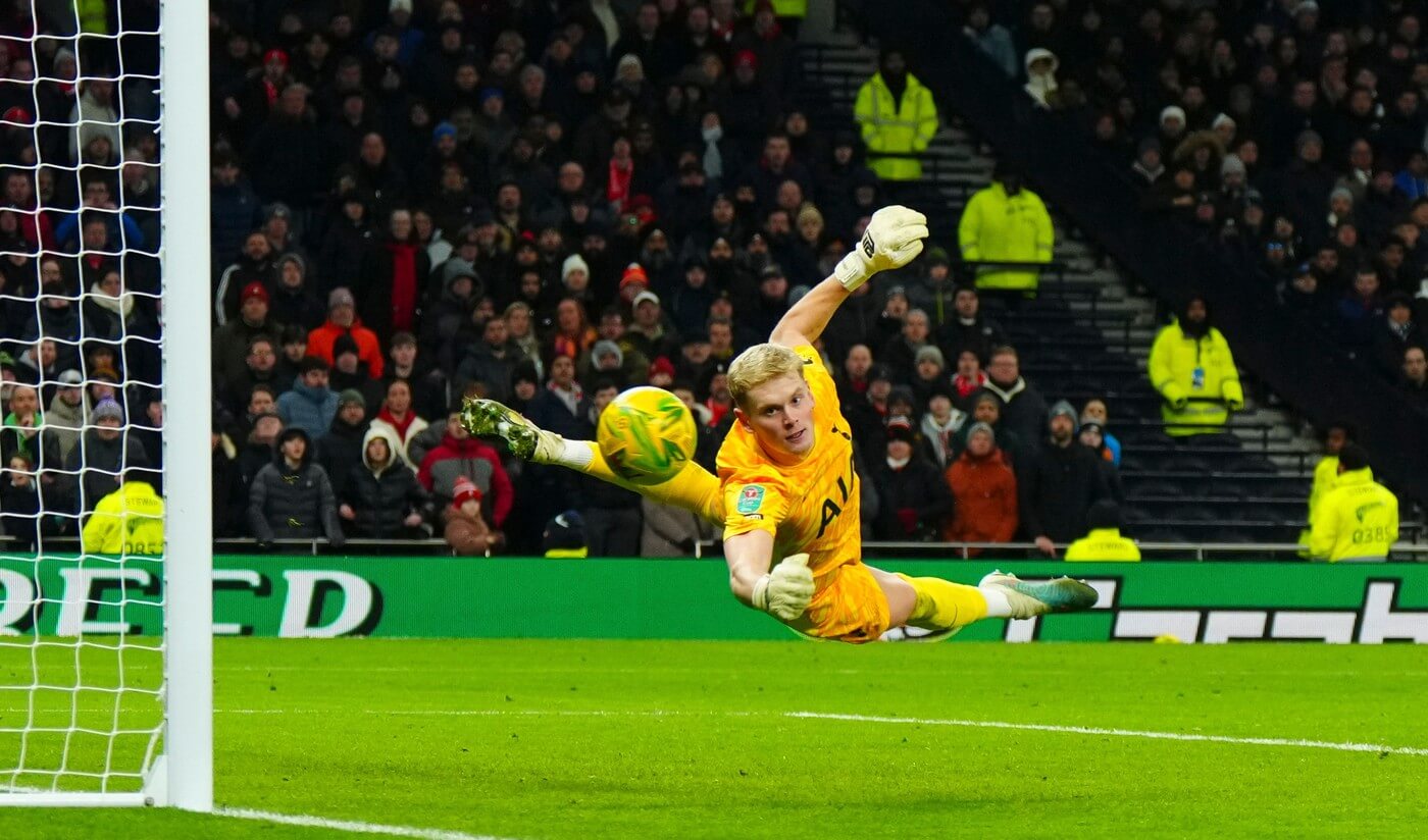 Zákrok Antonína Kinského v semifinálovém utkání Carabao Cupu proti Liverpoolu