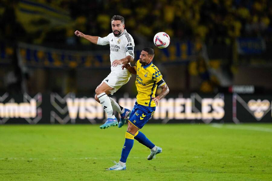 3. kolo La Ligy: Daniel Carvajal (Real Madrid) a Benito Ramírez (Las Palmas) bojují o míč